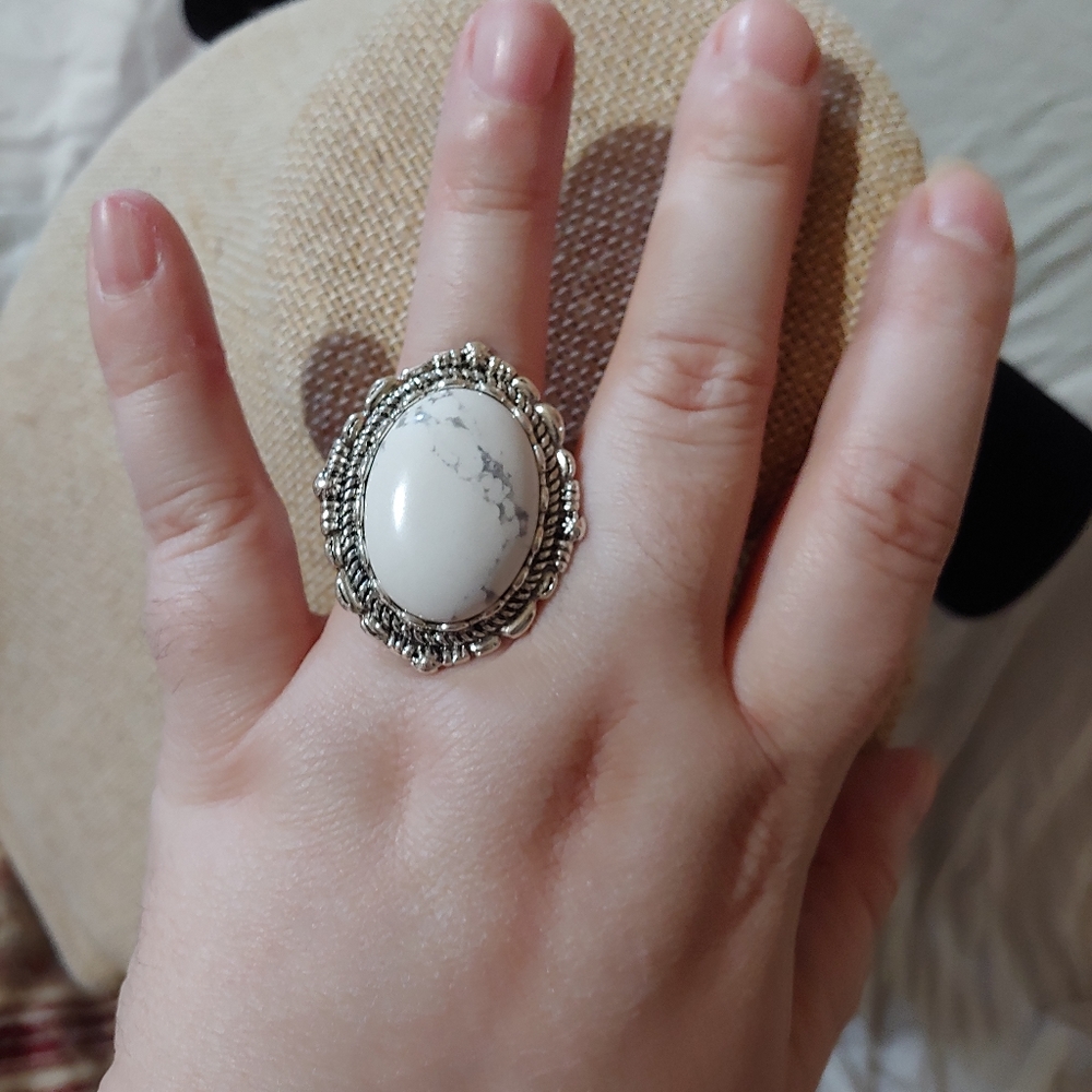 NIB 55ct Howlite Cabachon Gemstone Ring